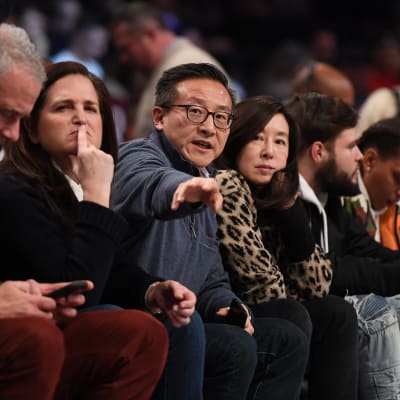 Brooklyn Netsin omistaja Joe Tsai istuu katsomossa.