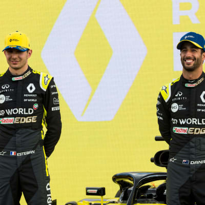 Renault-kuskit Esteban Ocon ja Daniel Ricciardo Australiassa kauden avaus gp:n alla. Kisa kuitenkin peruttiin koronaviruksen vuoksi. 