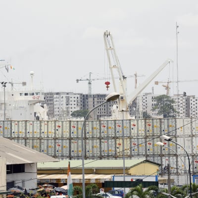 Kontteja ja nostureita Abidjanin satamassa