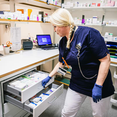 Vaikka Ruotsi on epäonnistunut vanhusten suojelemisessa, pitää Aspinen Ruotsia erittäin hyvänä maana työskennellä sairaanhoitajana. 
