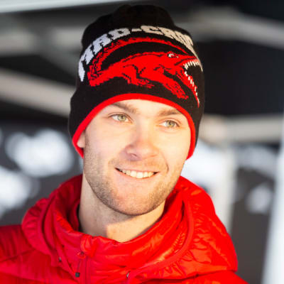 Niclas Grönholm lähikuvassa.
