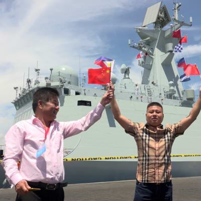 Kiinalaistaustaiset filippiiniläiset osoittivat suosiota, kun Kiinan laivaston alus Chang Chun saapui vierailulle Davaon kaupungin satamaan Filippiineille huhtikuussa 2017