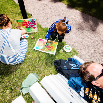 Kuvassa vietetään Suurta Maalaustapahtumaa Helsingissä Lapinlahden sairaalalla.