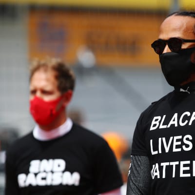 Kaikki F1-kuljettajat tukivat tasa-arvoliikettä pukeutumalla t-paitaan, jossa on rasismin vastainen viesti. Kuvassa Lewis Hamilton. 