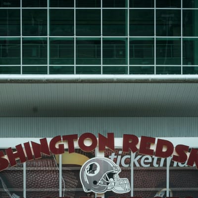 Washington Redskinsin logo kotiareenan edustalla.