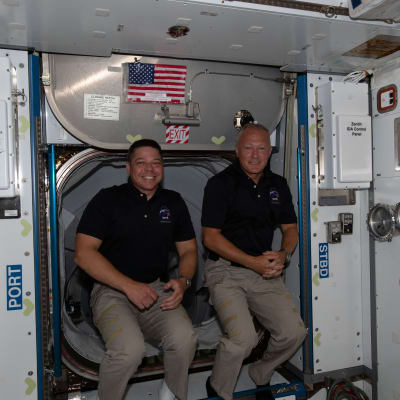Astronautit Bob Behnken ja Doug Hurley kansainvälisellä avaruusasemalla kuvattuina