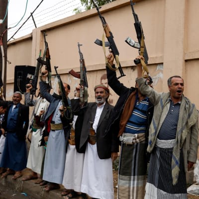 Huthikapinallisten tukijat nostavat aseensa ilmaan kokoontumisessa kerätäkseen lisää taistelijoita Saudi-Arabian tukemia hallituksen joukkoja vastaan. Arkistokuva.