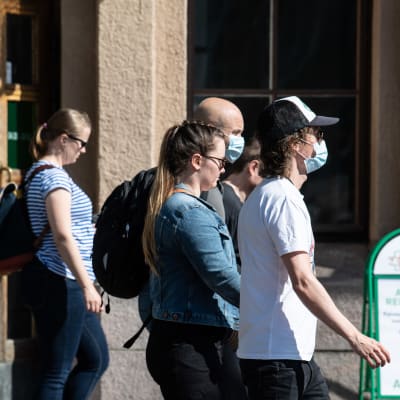Ihmisiä kasvomaskit päällä Helsingin rautatieasemalla 