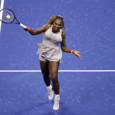 Serena Williams lyö palloa.