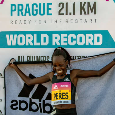 Peres Jepchirchir poseeraa maalissa.