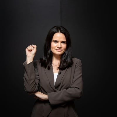 Belarus oppositionsledare Svetlana Tichanovskaja mot en svart bakgrund. Hon håller högra handen i en knytnäve och poserar med handen uppe.