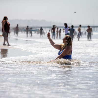 Nainen otti selfien Venice Beachillä, Los Angelesissa.