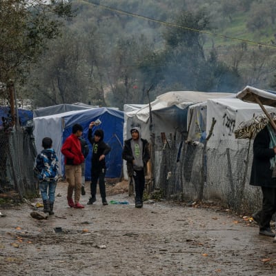 Morian pakolaisleirin liepeillä sijaitseva telttaleiri kuvattuna maaliskuussa.