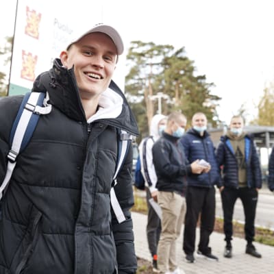 Telinevoimistelija Oskar Kirmes Santahaminan varuskunnan portin ulkopuolella Helsingissä. Kahdeksan telivoimistelijaa aloitti varusmiespalveluksen Puolustusvoimien urheilukoulussa Santahaminassa.