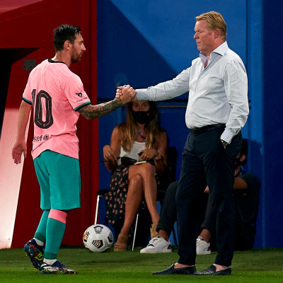 Ronald Koeman ja Lionel Messi kättelevät kentän laidalla.
