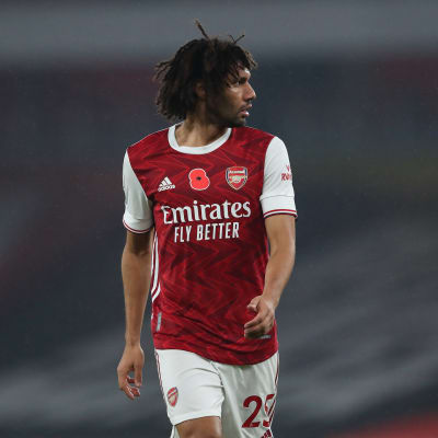 LONDON, ENGLAND - NOVEMBER 08: Mohamed Elneny of Arsenal during the Premier League match between Arsenal and Aston Villa at Emirates Stadium on November 8, 2020 in London, United Kingdom. Sporting stadiums around the UK remain under strict restrictions due to the Coronavirus Pandemic as Government social distancing laws prohibit fans inside venues resulting in games being played behind closed doors. (Photo by James Williamson - AMA/Getty Images)