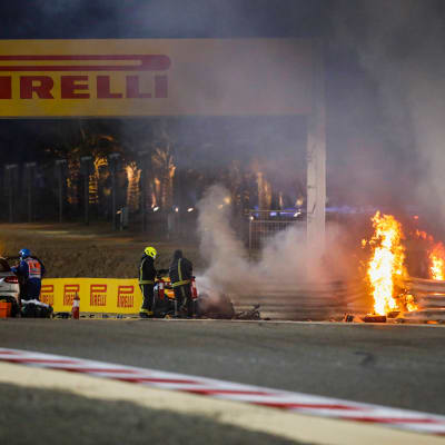 Romain Grosjeanin auto leimahti välittömästi liekkeihin.