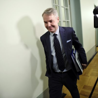 Ulkoministeri Pekka Haavisto menossa eduskunnan perustuslakivaliokunnan kuultavaksi Helsingissä 14. tammikuuta 2020.
