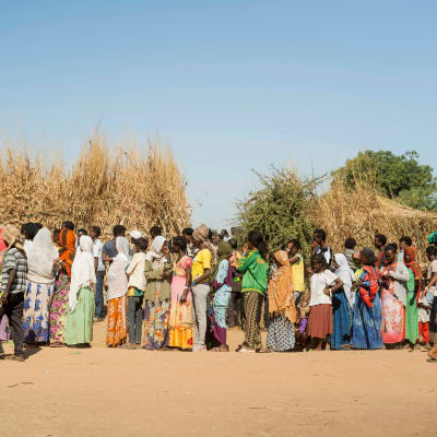 Ihmisiä ruokajonossa pakolaisleirillä Sudanissa.