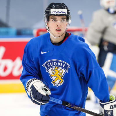 Ville Heinola lähikuvassa alle 20-vuotiaiden jääkiekkomaajoukkueen harjoituksissa.