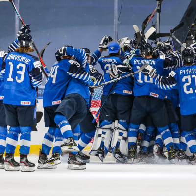 Nuorten Leijonien joukkue tuulettaa villisti välieräpaikkaa Edmontonin MM-kisoissa.