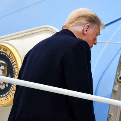 Donald Trump nousee lentokoneeseen.