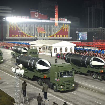 Pohjois-Korea esitteli sotilasparaatissa uusia sukellusveneestä laukaistavia ohjuksia.