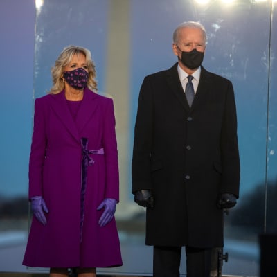 Joe Biden osallistui virkaanastujaistensa aattona koronan uhrien muistotilaisuuteen yhdessä vaimonsa Jillin kanssa.