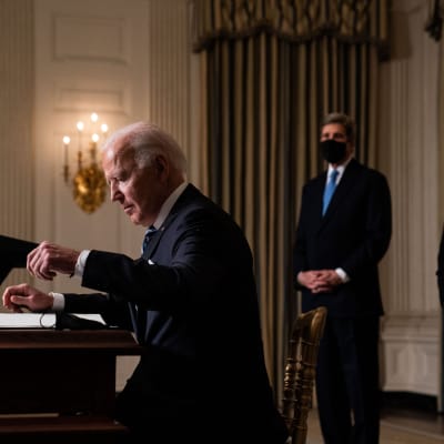 Presidentti Joe Biden allekirjoittaa asetuksen ilmastotoimista Valkoisessa talossa 27 tammikuuta.