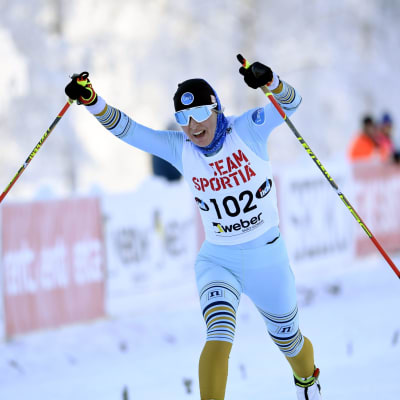 Riitta-Liisa Roponen tuuletti maaliviivalla voitettuaan Suomen mestaruuden 10 kilometrin vapaalla Pyhäjärvellä.