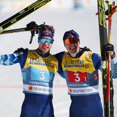 Joni Mäki ja Ristomatti Hakola voittivat sunnuntaina MM-hopeaa Oberstdorfissa hiihdetyssä parisprintissä.