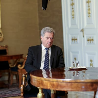 Tasavallan presidentti Sauli Niinistö on yksi johtavista poliitikoista, jotka kertovat sarjassa koronan herättämistä tunnoistaan.