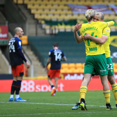 Teemu Pukki ja Todd Cantwell iloitsevat avausmaalista