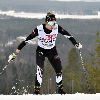 Hämeenlinnan Hiihtoseuran Laura Mononen naisten vapaan tyylin 30 kilometrillä maastohiihdon SM-kilpailuissa Ristijärvellä 28. maaliskuuta 2021.