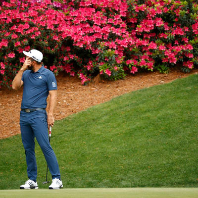 Dustin Johnson raapii ohimoaan turhautuneena.