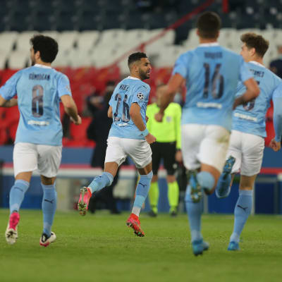 Riyad Mahrez juhlii Manchester Cityn 2-1-voittomaalia 