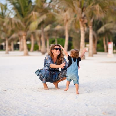 Somevaikuttaja Anna Pastak ja hänen lapsensa rannalla Arabiemiraateissa keväällä 2021.
