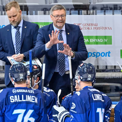 Jukka Jalonen jakaa Leijonille ohjeita Tshekin EHT-turnauksessa. 