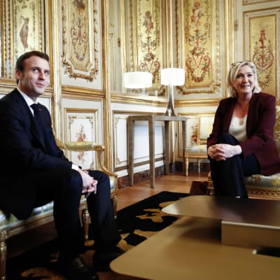 Edellisten ja tulevien presidentinvaalien todennäköinen vastapari Emmanuel Macron ja Marine Le Pen tapasivat Élysée-palatsissa 2019.