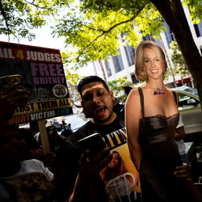 Mielenosoittajat ilmaisivat tukeaan Britney Spearsille oikeustalon edessä Los Angelesissa keskiviikkona.