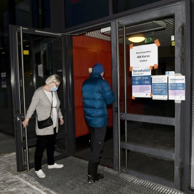 Ensimmäinen äänestäjä saapui äänestyspaikalle heti aamu yhdeksältä Vantaan Korsossa aluevaalien varsinaisena vaalipäivänä.