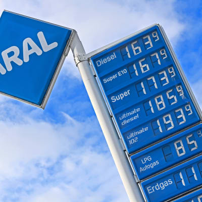 Saksalaisen huoltoaseman näyttötaulu, 95-oktaaninen bensa maksaa vajaat 1,7 euroa.