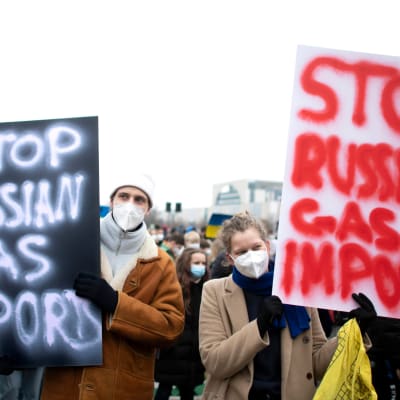 Mielenosoittajia kylttien kanssa, joissa vaaditaan lopettamaan kaasun tuonti Venäjältä.