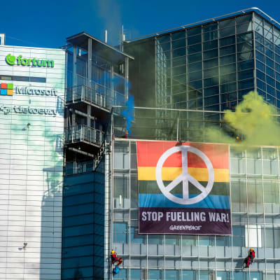 Stop fuelling war -banderolli Fortumin pääkonttorin seinässä. 