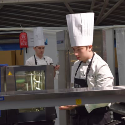 Kaksi kokkiopiskelijaa kilpailevat ammattitaidon sm-kilpailussa. 