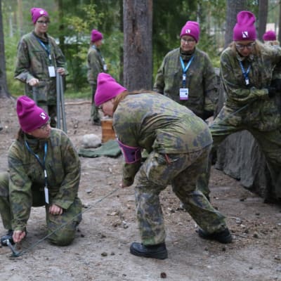 Naiset kokoavat telttaa Naisten Valmiusliiton harjoituksessa Tikkakoskella Jyväskylässä 10.9.2022