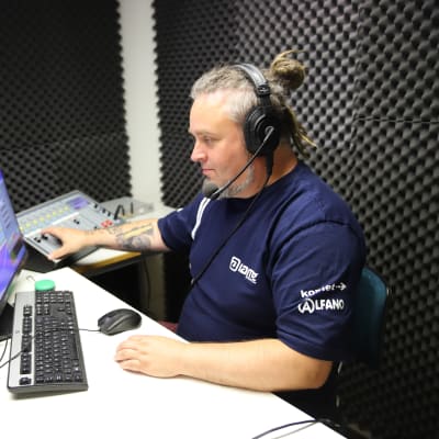 Radio Kaakon Juontaja Robi Schürmann radiostudiossa.