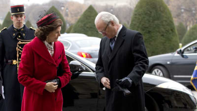 Sweden's King Carl XVI Gustaf (R) and Queen Silvia (C) arrive to attend a military ceremony at the Hotel National des Invalides in Paris, France, 02 December 2014. The Swedish royals are on a three-day official visit in France.
