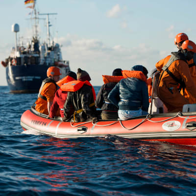 Merestä poimittuja ihmisiä tuotiin Sea Eye -järjestön Professor Albrecht Penck -alukselle 29. joulukuuta.