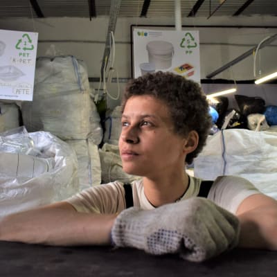 Viola on työntekijä nuorten kierrätyskeskuksessa Moskovassa.